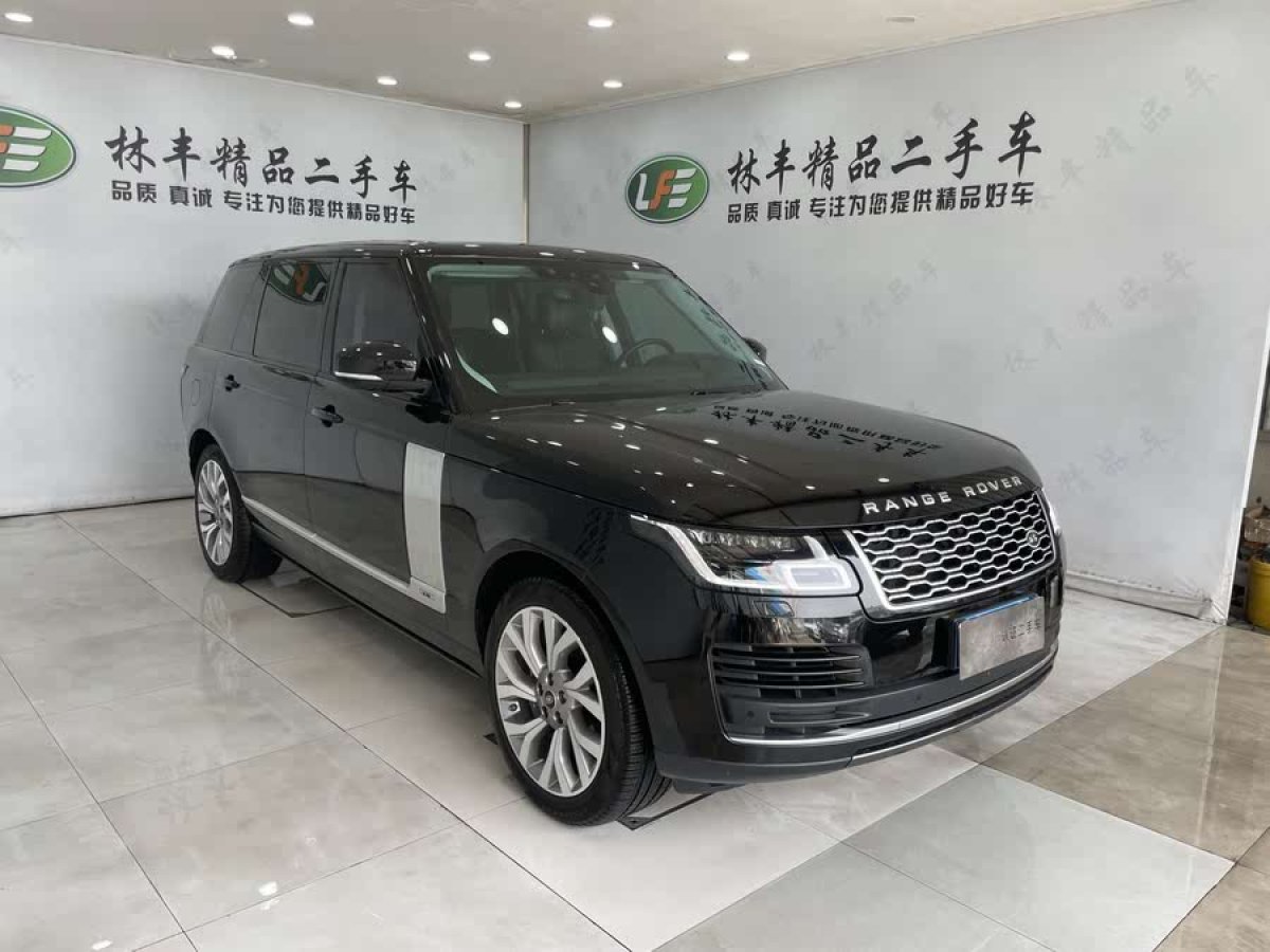 路虎 攬勝  2021款 3.0 L6 傳世加長經(jīng)典版圖片