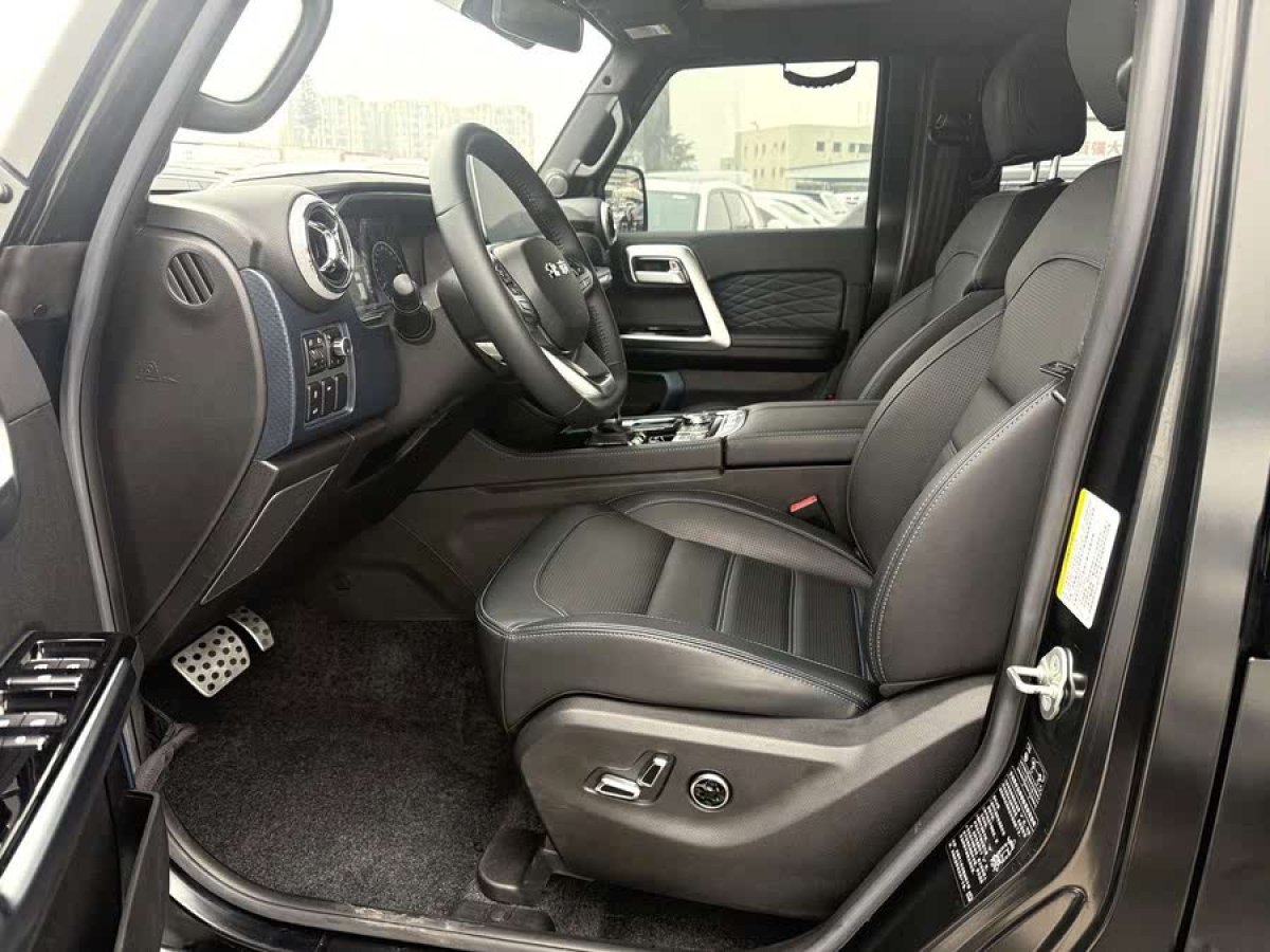 北京 BJ40  2023款 2.0D 自動四驅(qū)刀鋒英雄版?zhèn)b客型圖片