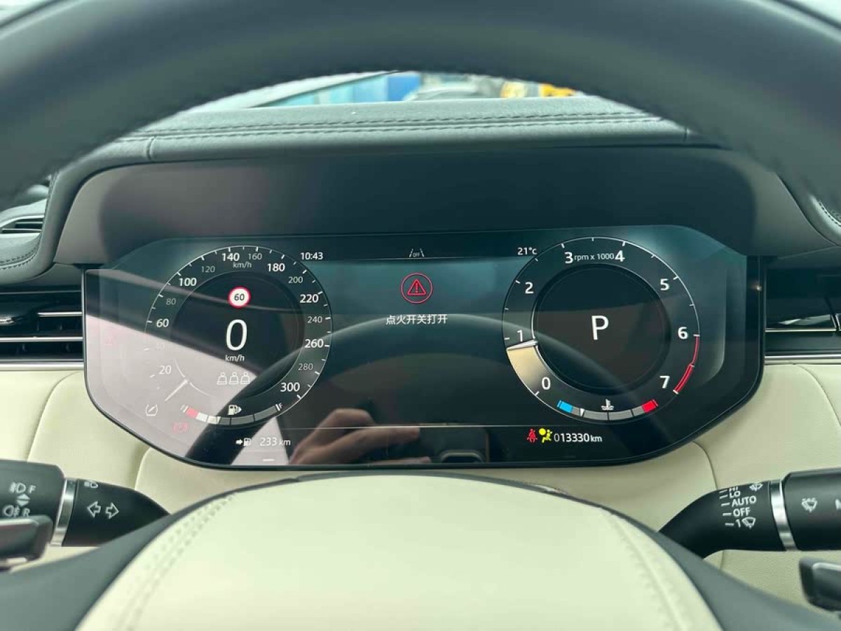 路虎 攬勝  2025款 3.0 L6 400PS 盛世加長(zhǎng)版圖片
