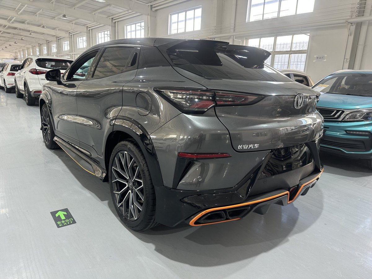 長(zhǎng)安 UNI-T  2022款 1.5T 運(yùn)動(dòng)版 尊貴型圖片