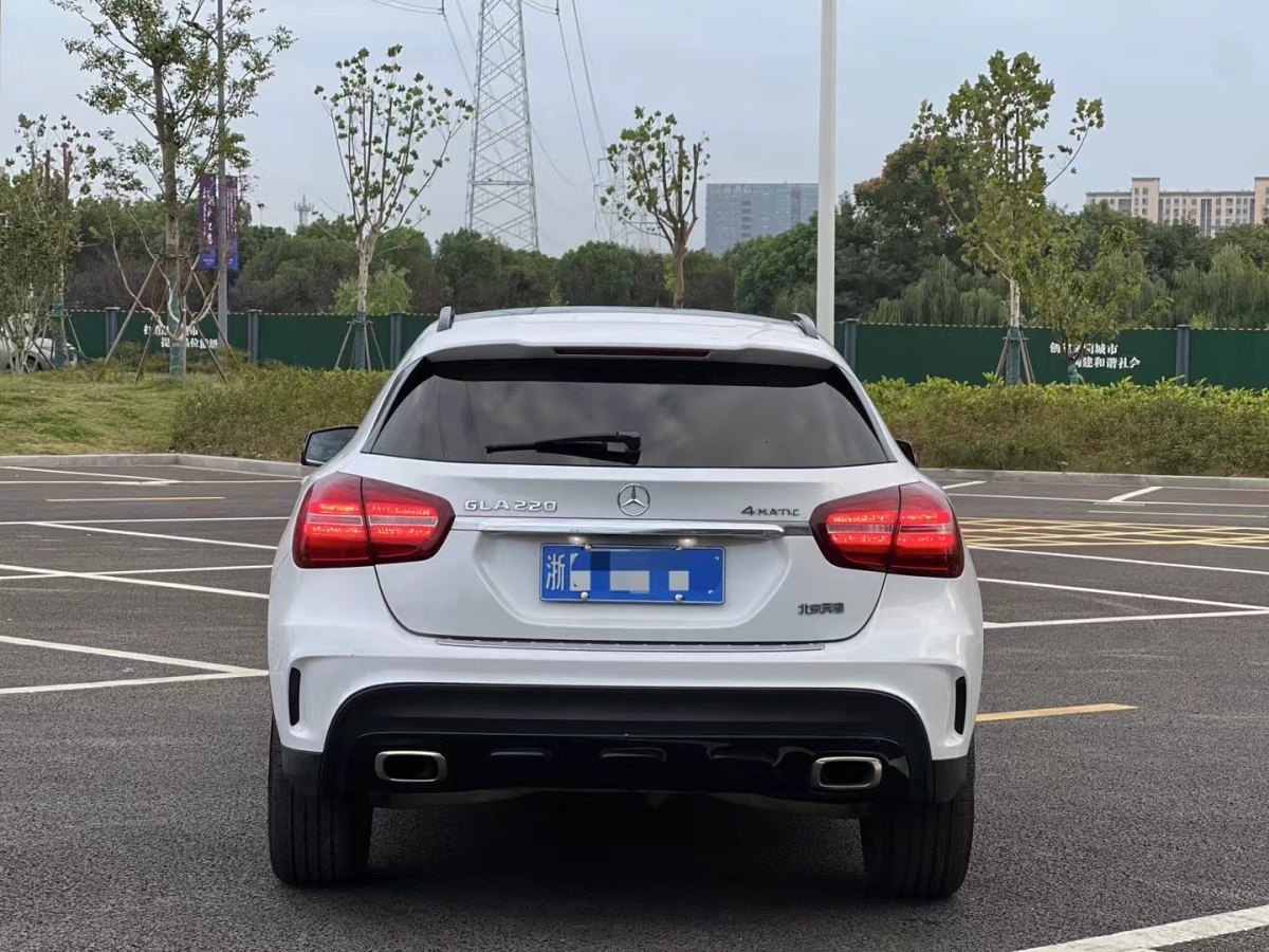 奔馳 奔馳GLA  2017款 GLA 220 4MATIC 時(shí)尚型圖片