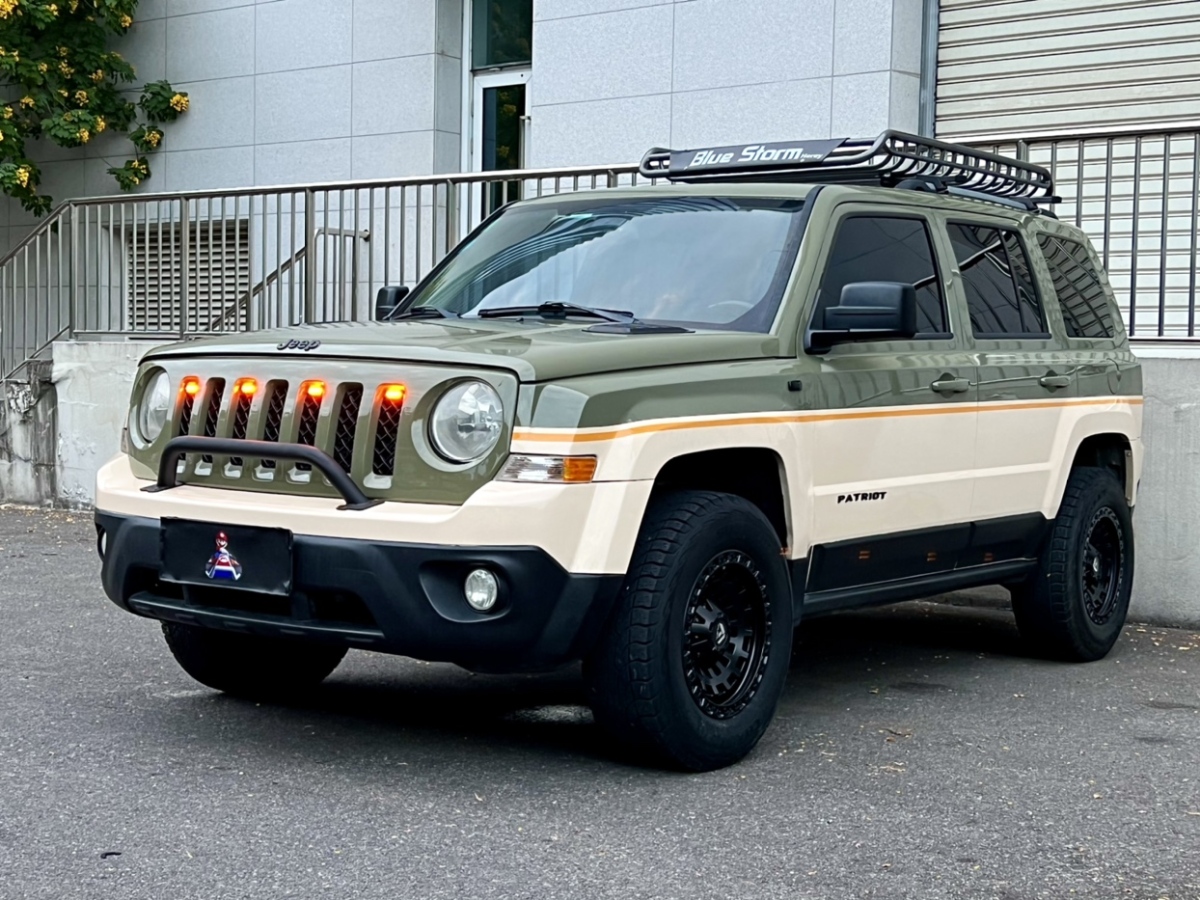 Jeep 自由客  2013款 2.4 豪華導(dǎo)航版圖片