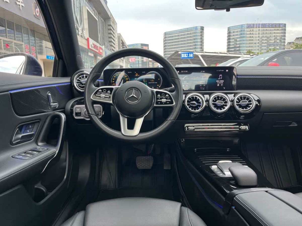 奔馳 奔馳A級  2021款 A 200 L 運(yùn)動轎車動感型圖片