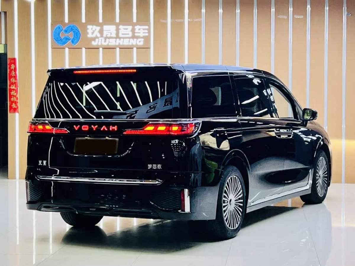 嵐圖 夢(mèng)想家  2025款 PHEV 四驅(qū)尊貴鯤鵬版圖片