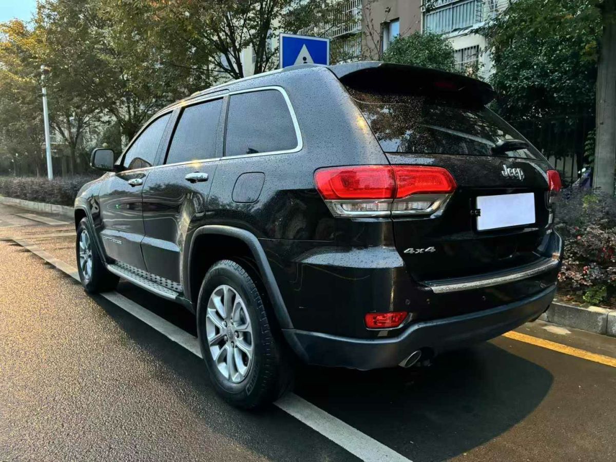 Jeep 大切諾基  2016款 3.0L 精英導(dǎo)航版圖片