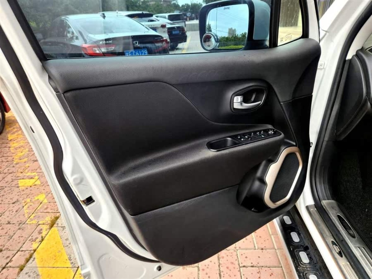 Jeep 自由俠  2019款 220T 自動領(lǐng)先版圖片
