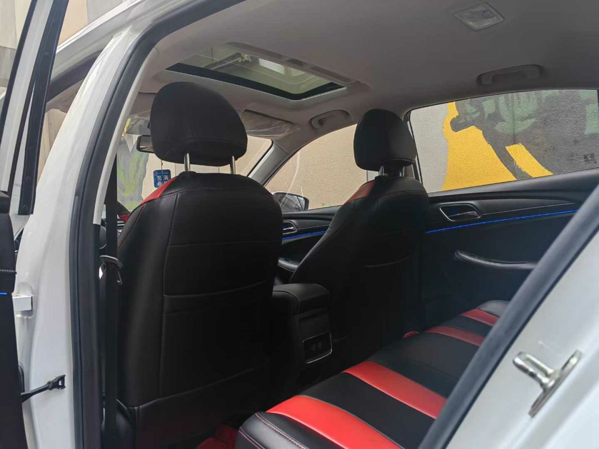 榮威 i5  2020款 1.5L 手動(dòng)4G互聯(lián)領(lǐng)豪旗艦版圖片