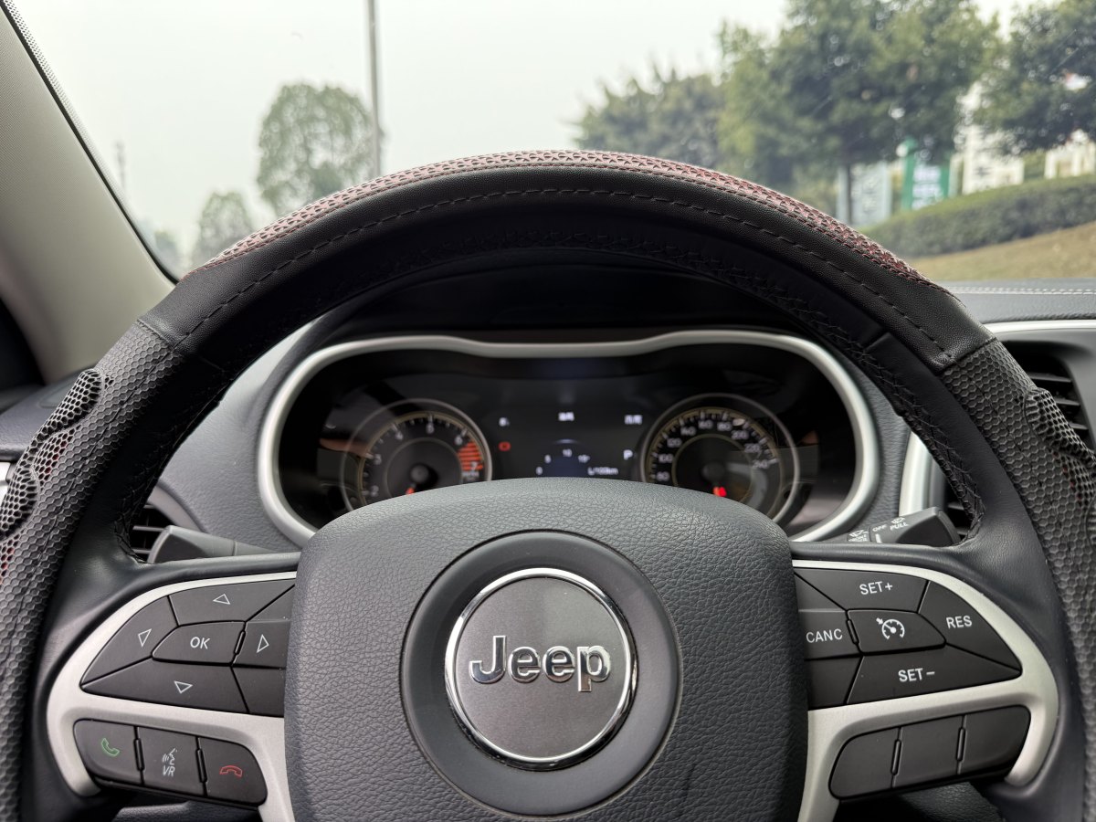 Jeep 自由光  2020款 2.0L 兩驅(qū)經(jīng)典運(yùn)動(dòng)版圖片