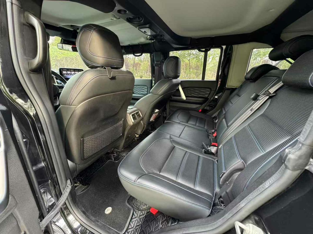 北京 BJ40  2021款 2.0D 自動四驅(qū)刀鋒英雄版?zhèn)b客型圖片