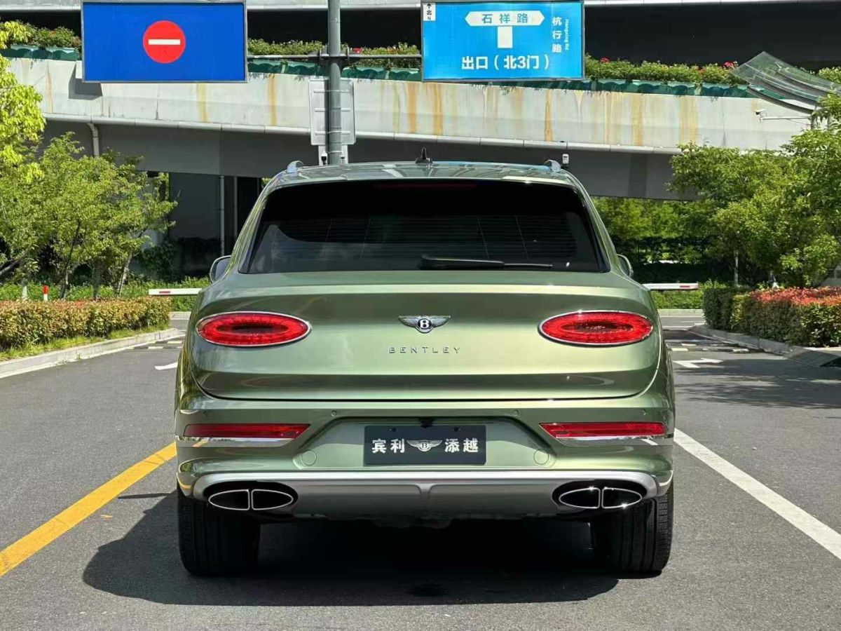 賓利 添越  2023款 4.0T V8 長(zhǎng)軸距版圖片