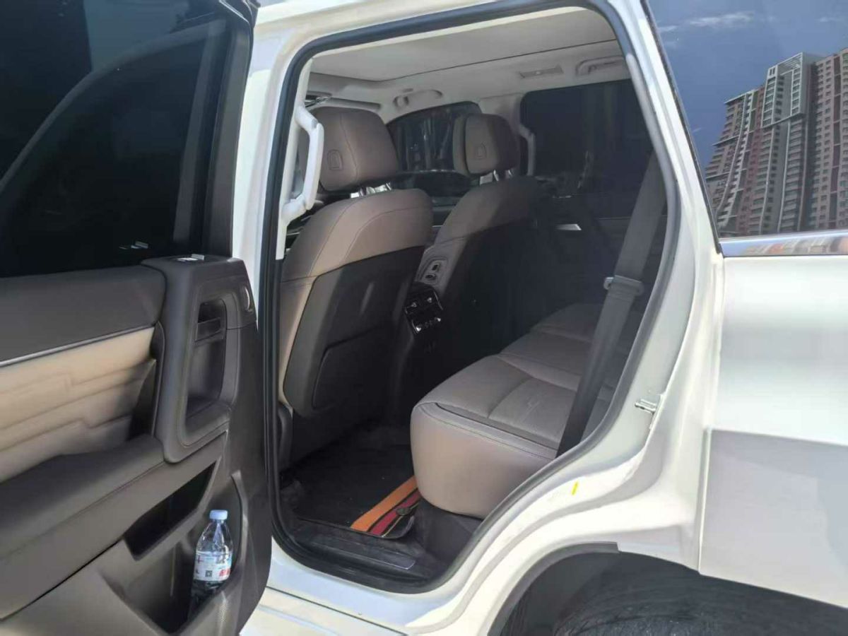 北京 BJ40  2023款 2.0D 自動四驅(qū)刀鋒英雄版?zhèn)b客型圖片