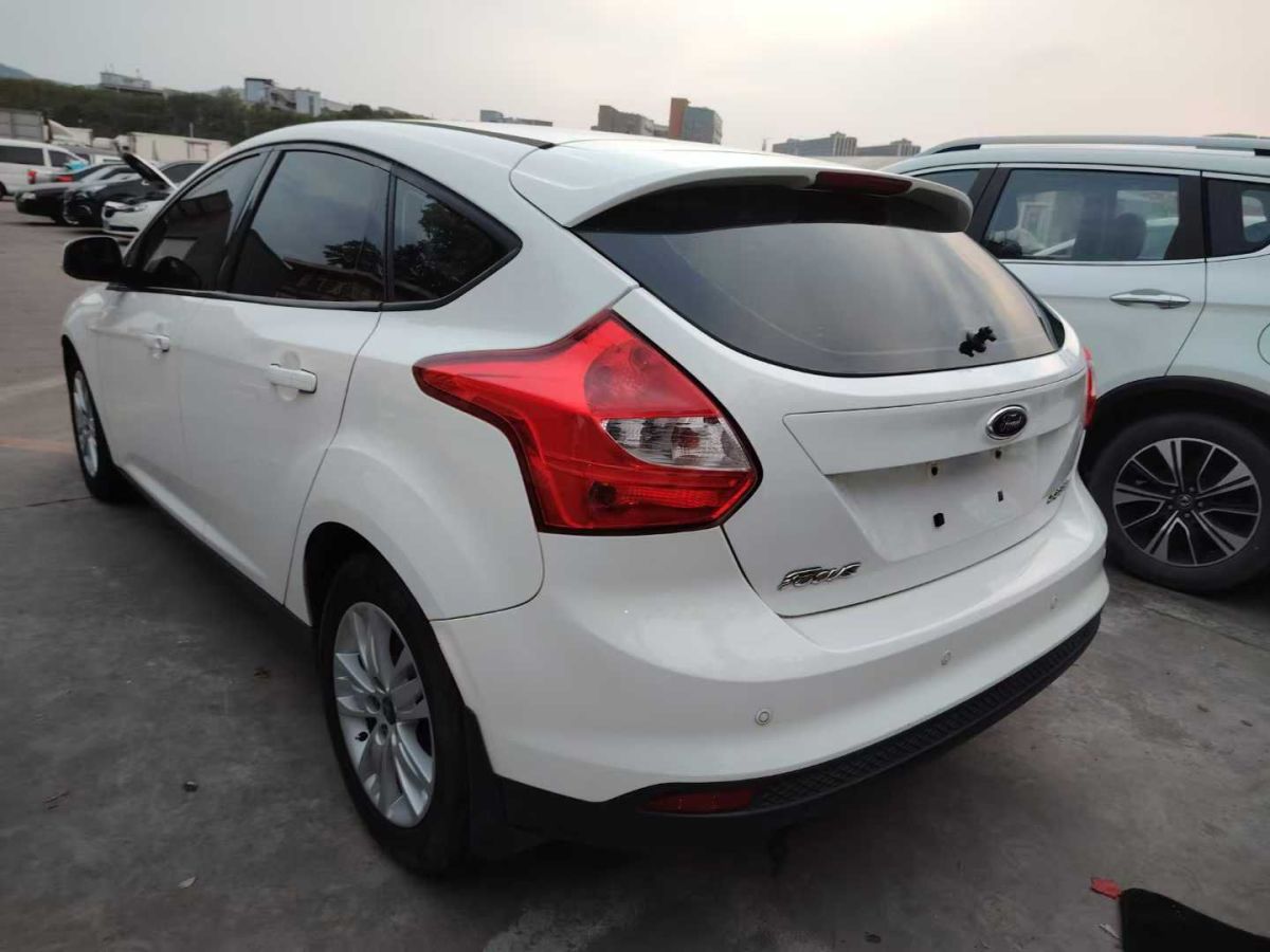 福特 福克斯  2014款 兩廂經(jīng)典 1.8L 自動酷白典藏版圖片