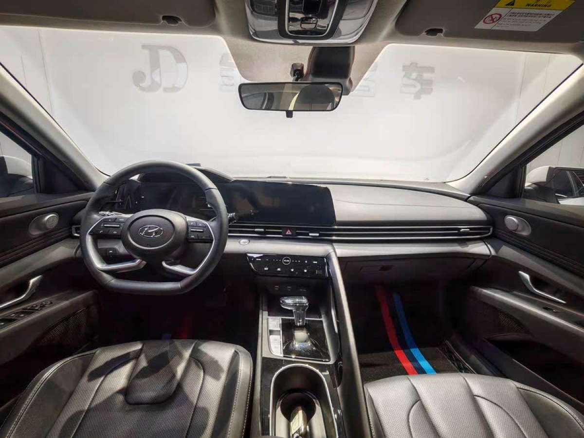 現(xiàn)代 伊蘭特  2023款 1.5L CVT LUX尊貴版圖片