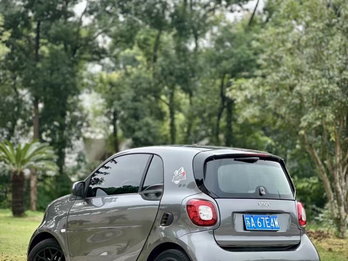 2018年06月smart fortwo  2018款 0.9T 66千瓦耀钛度特别版