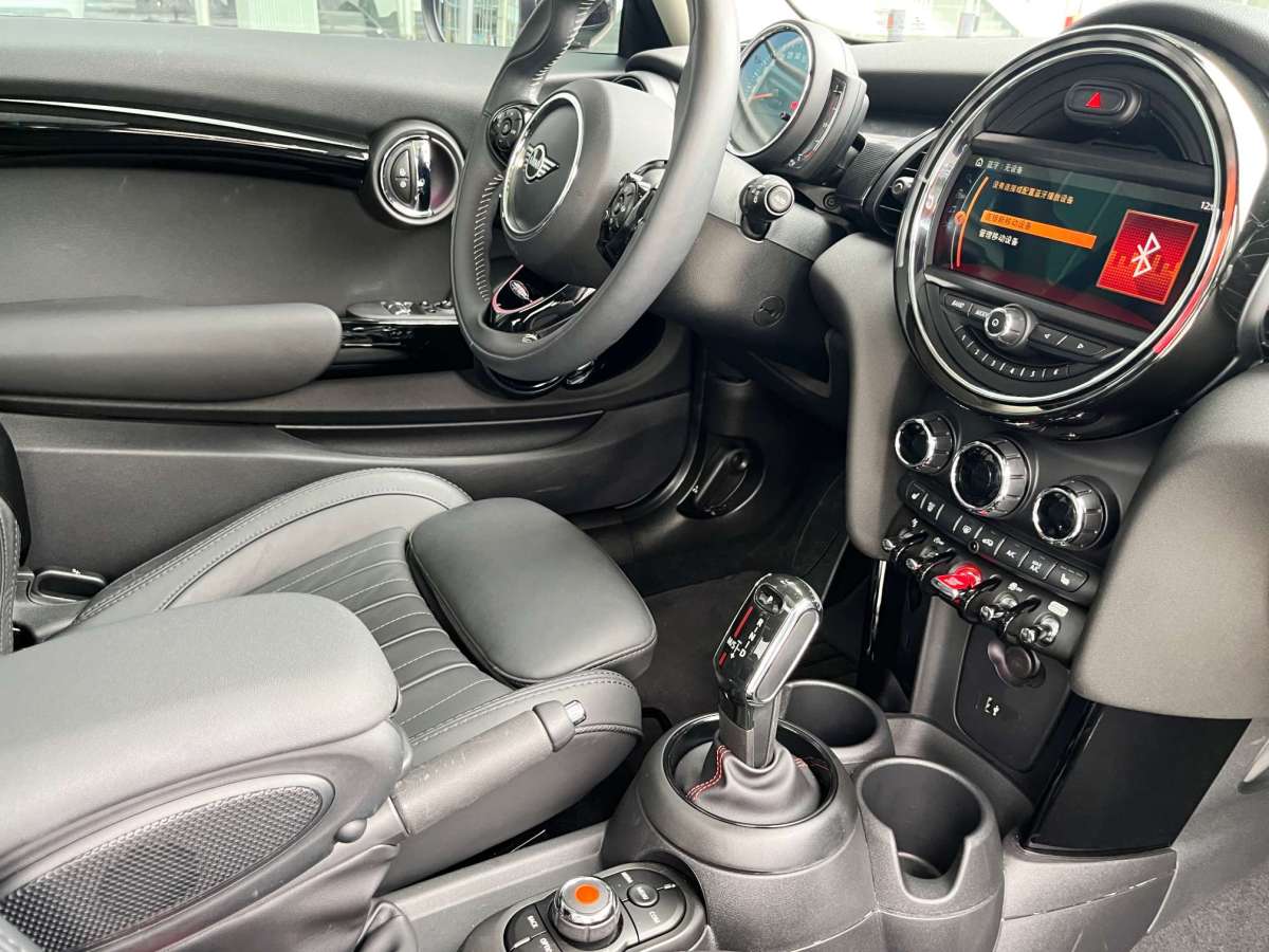 MINI MINI  2020款 2.0T COOPER S 經(jīng)典派 三門絕色版圖片