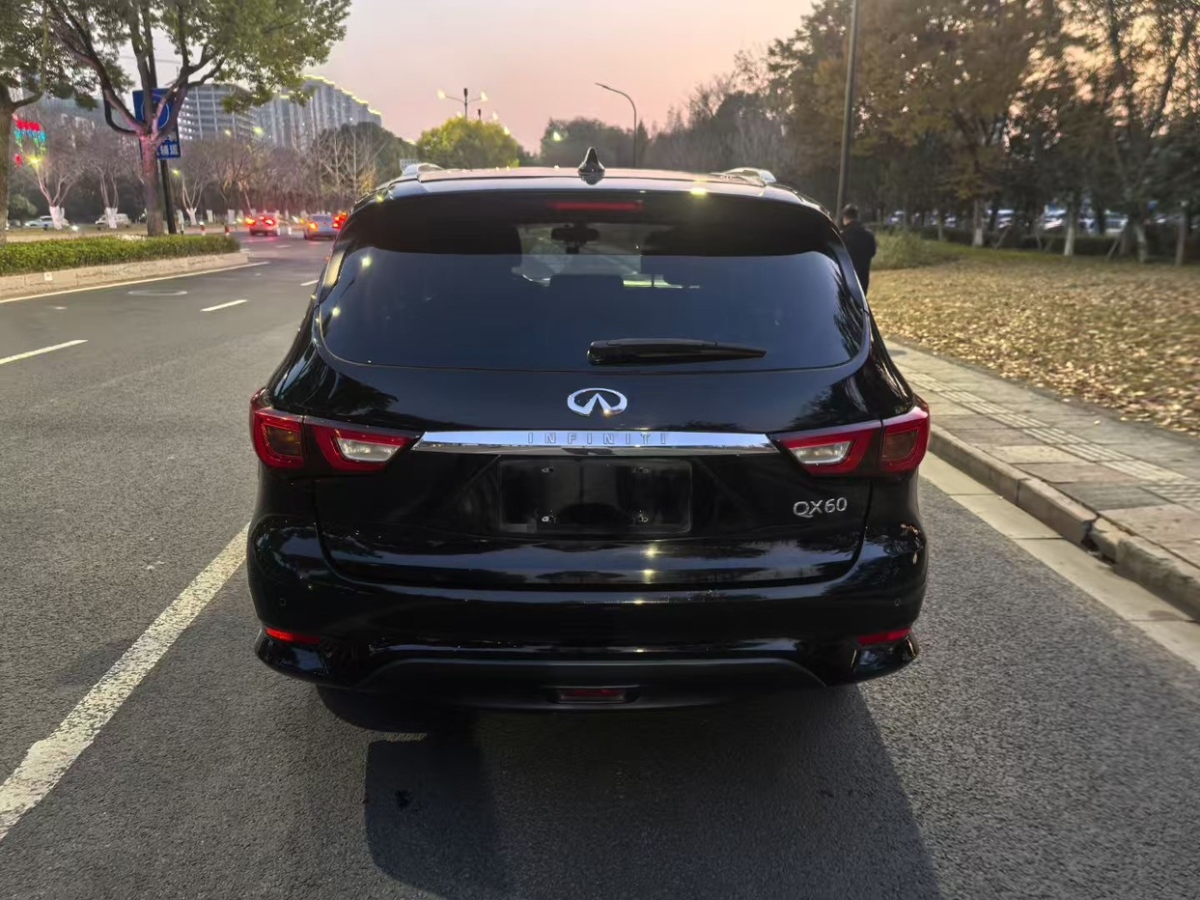 英菲尼迪 QX60  2018款 2.5T Hybrid 兩驅(qū)冠軍家庭版圖片