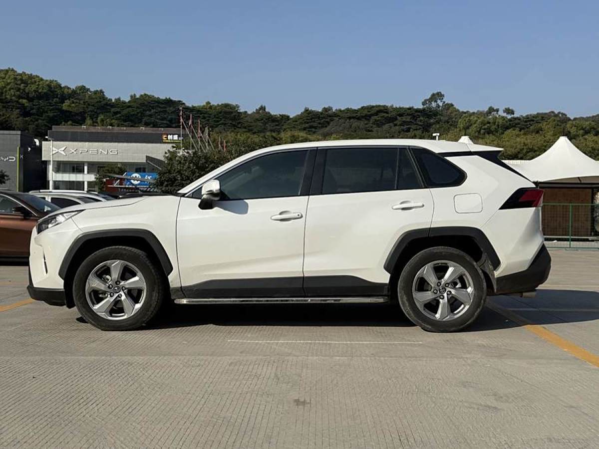 豐田 RAV4榮放  2022款 2.0L CVT兩驅(qū)風(fēng)尚版圖片