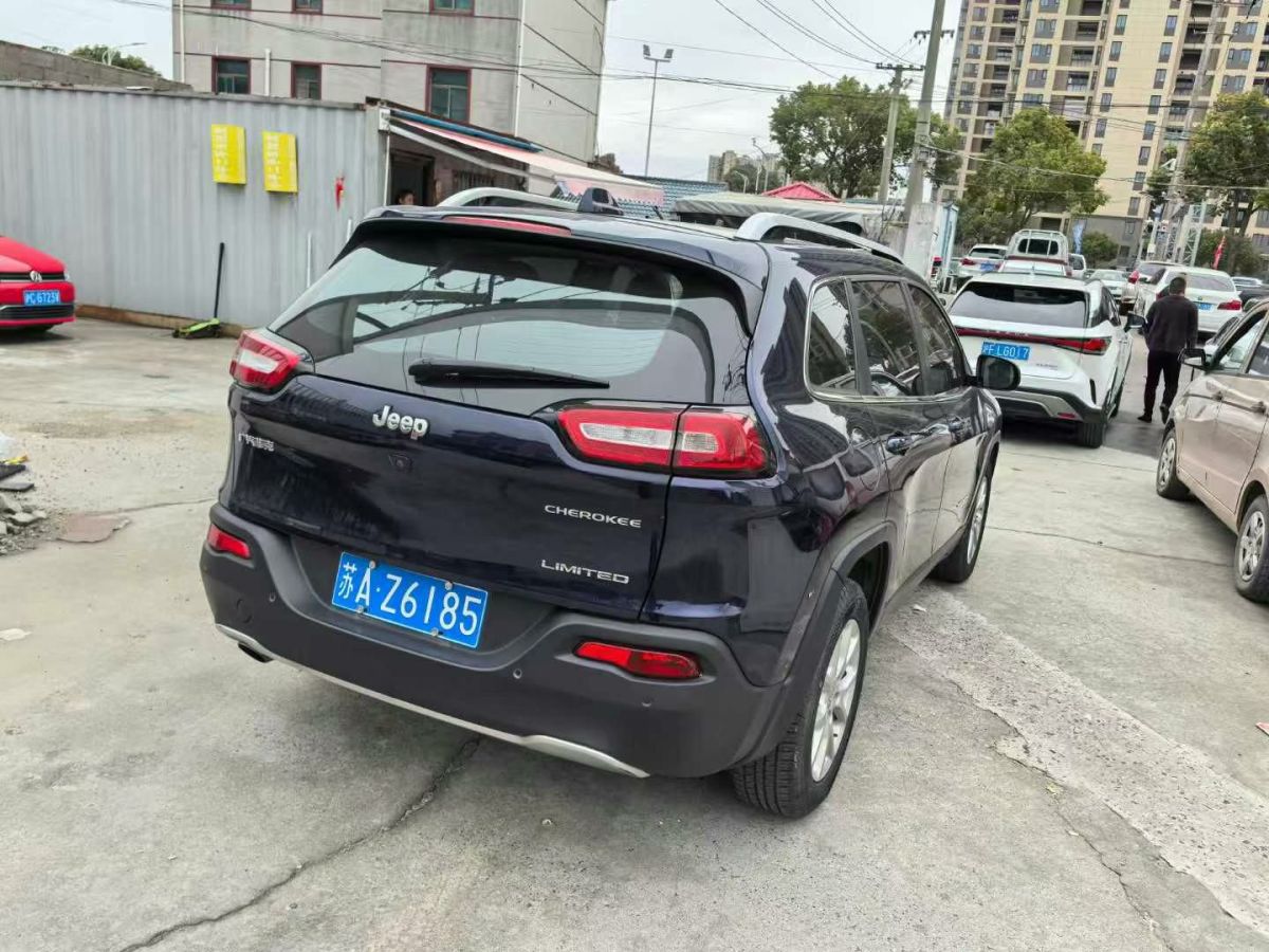 Jeep 自由俠  2018款 互聯(lián)大屏版 180T 自動(dòng)動(dòng)能版+圖片
