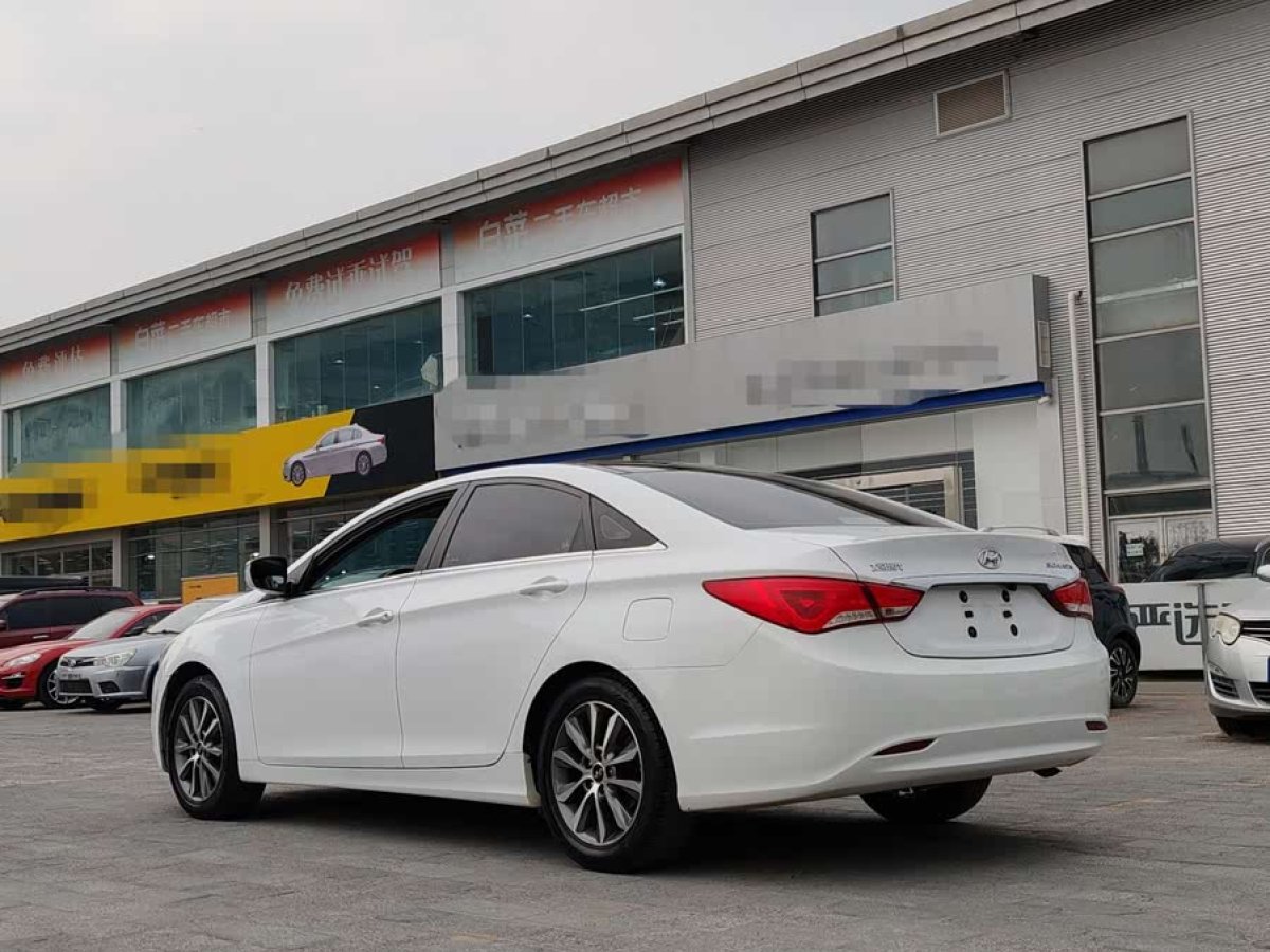 現(xiàn)代 索納塔  2015款 經(jīng)典 2.0L 自動領(lǐng)先版圖片