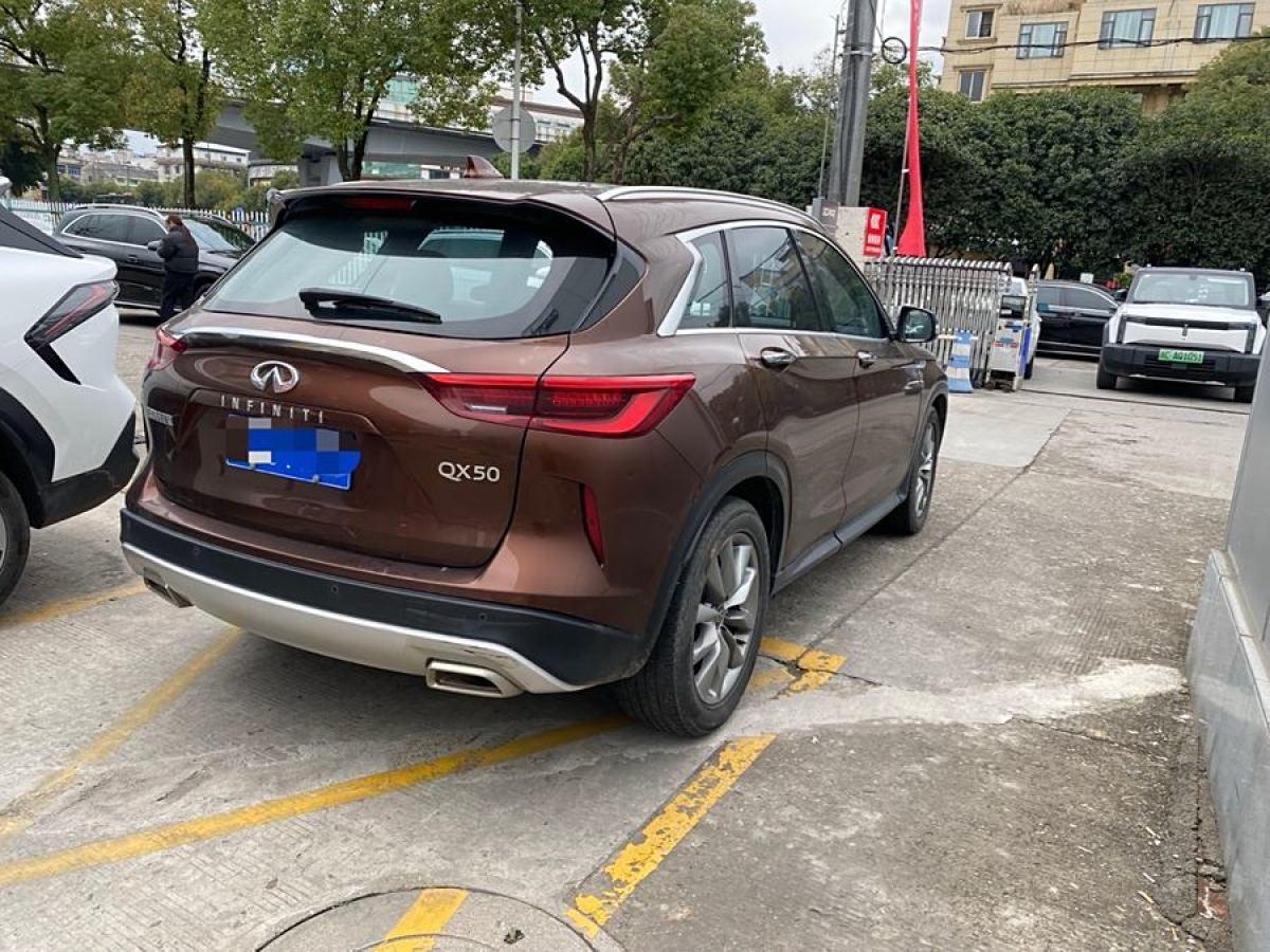 英菲尼迪 QX50  2020款 改款 2.0T 兩驅(qū)時(shí)尚版圖片