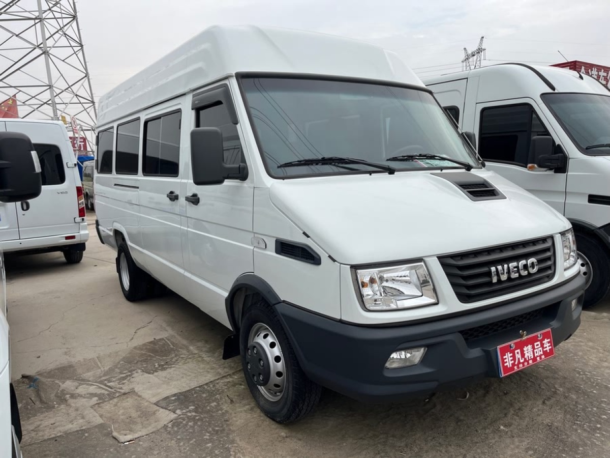 依維柯 得意  2021款 2.5T A40 M1客車5-9座長軸中頂雙胎側(cè)拉門圖片