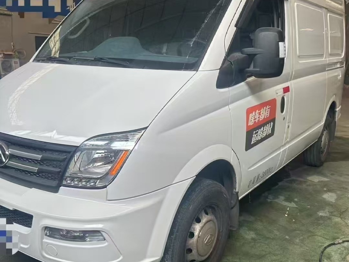 上汽大通 V80  2023款 2.0T 手動(dòng)經(jīng)典城配王短軸中頂3座圖片