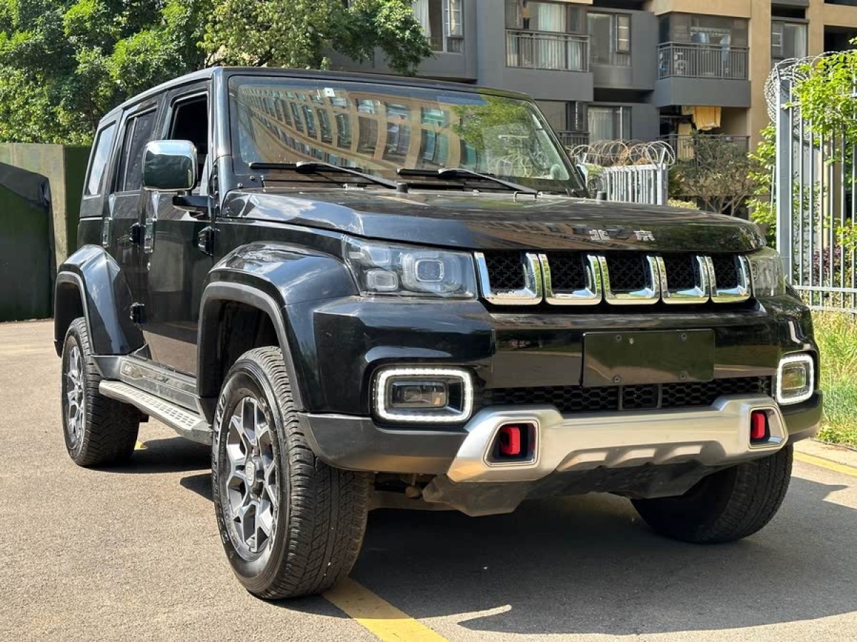 北京 BJ40  2021款 2.3T 自動四驅(qū)刀鋒英雄版至尊型圖片