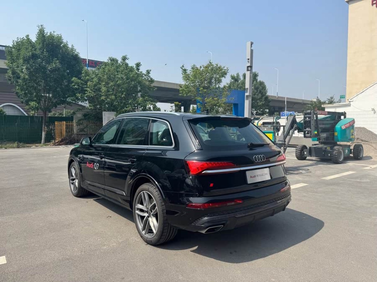 奧迪 奧迪Q7  2024款 45 TFSI quattro S line運(yùn)動(dòng)型圖片