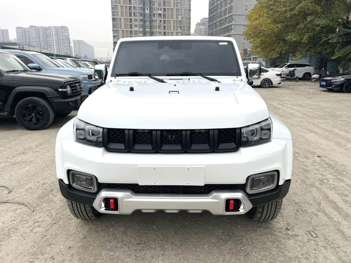 北京 BJ40  2020款 2.0T 自動(dòng)四驅(qū)城市獵人版?zhèn)b客型圖片