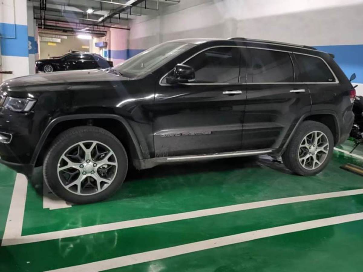 Jeep 大切諾基  2020款 3.0L 專業(yè)導(dǎo)航版圖片