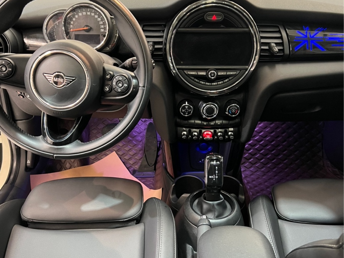 MINI MINI  2020款 1.5T COOPER 經(jīng)典派 五門絕色版圖片