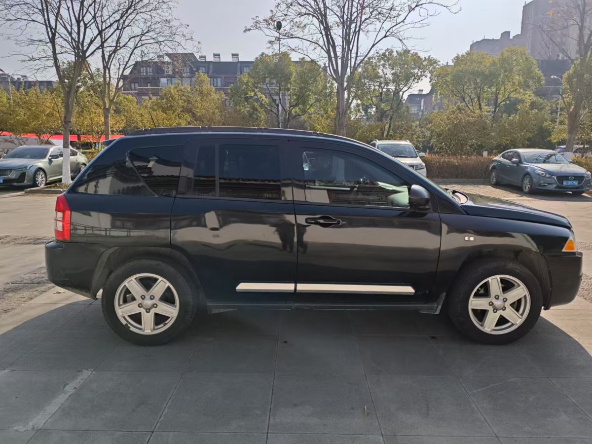 Jeep 指南者  2011款 2.4L 四驅(qū)經(jīng)典版圖片