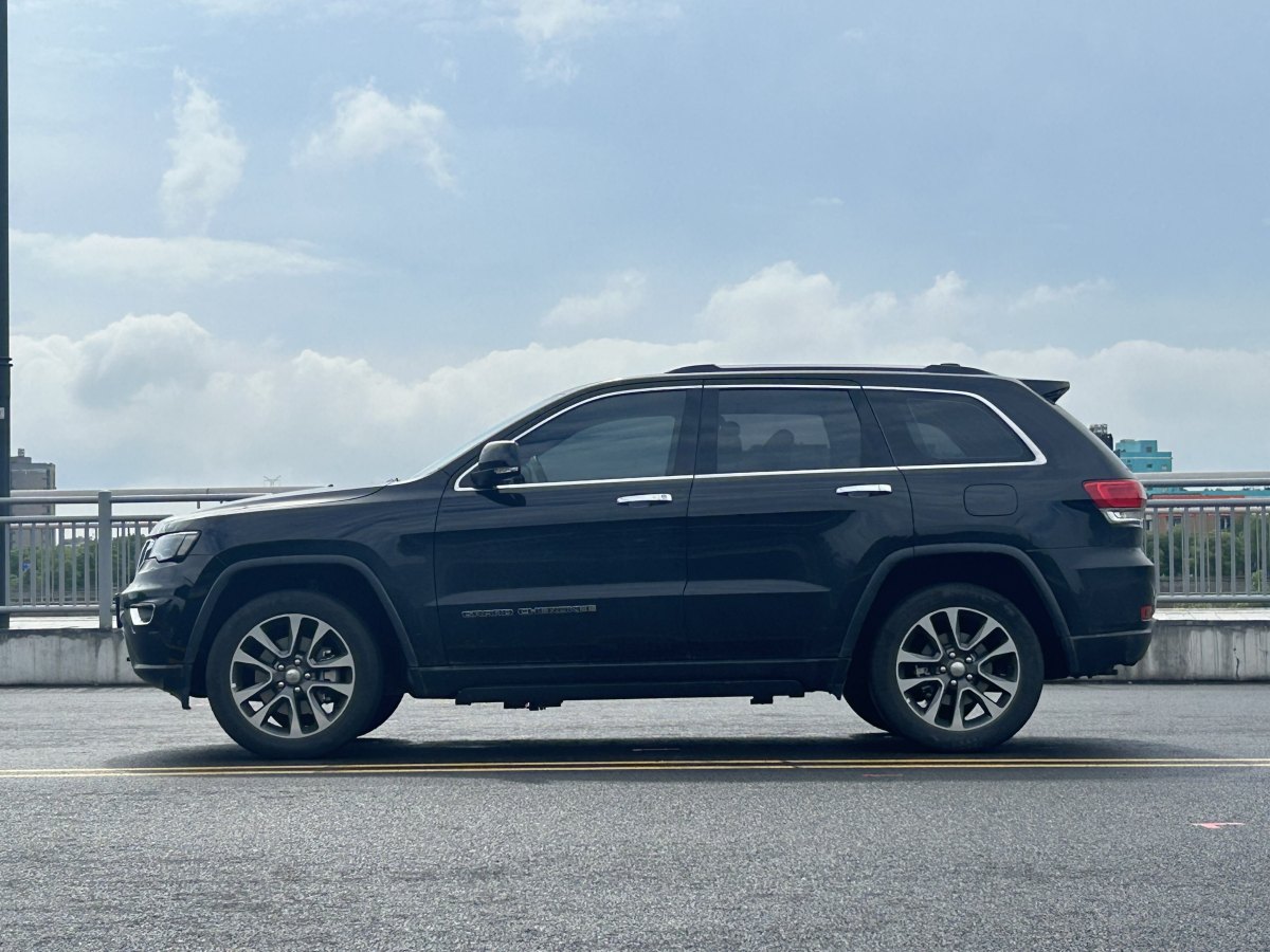 Jeep 大切諾基  2017款 3.0L 精英導(dǎo)航版圖片