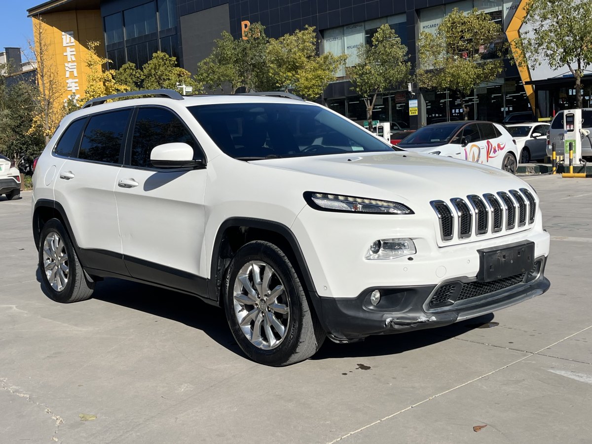 Jeep 自由光  2017款 2.4L 優(yōu)越版圖片