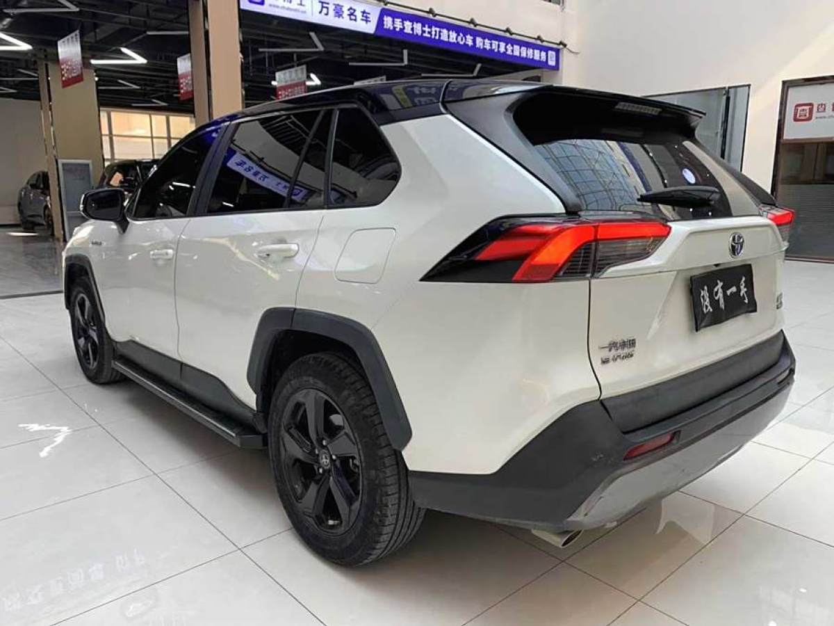 2020年3月豐田 RAV4榮放  2023款 雙擎 2.5L E-CVT四驅(qū)精英Plus版