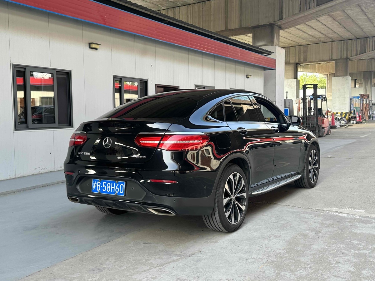 2019年5月奔馳 奔馳GLC  2021款 GLC 260 4MATIC 轎跑SUV