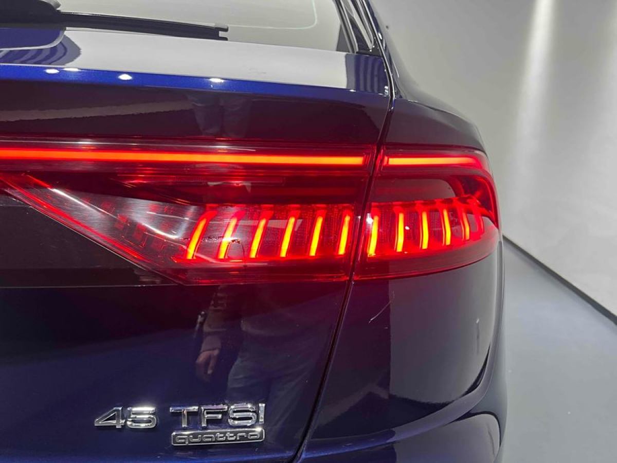 2022年3月奧迪 奧迪Q8  2021款 45 TFSI 臻選動感型