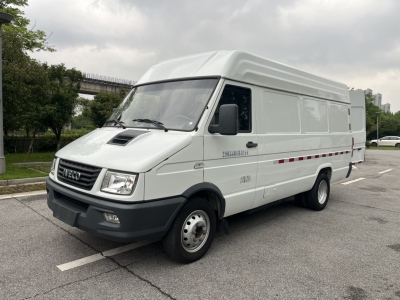 依維柯 得意  2023款 2.5T V40廂式運(yùn)輸車長軸中頂雙胎側(cè)拉門2-3座圖片