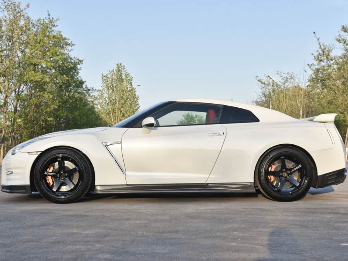 日產(chǎn) GT-R  2015款 3.8T 豪華棕紅內(nèi)飾版圖片