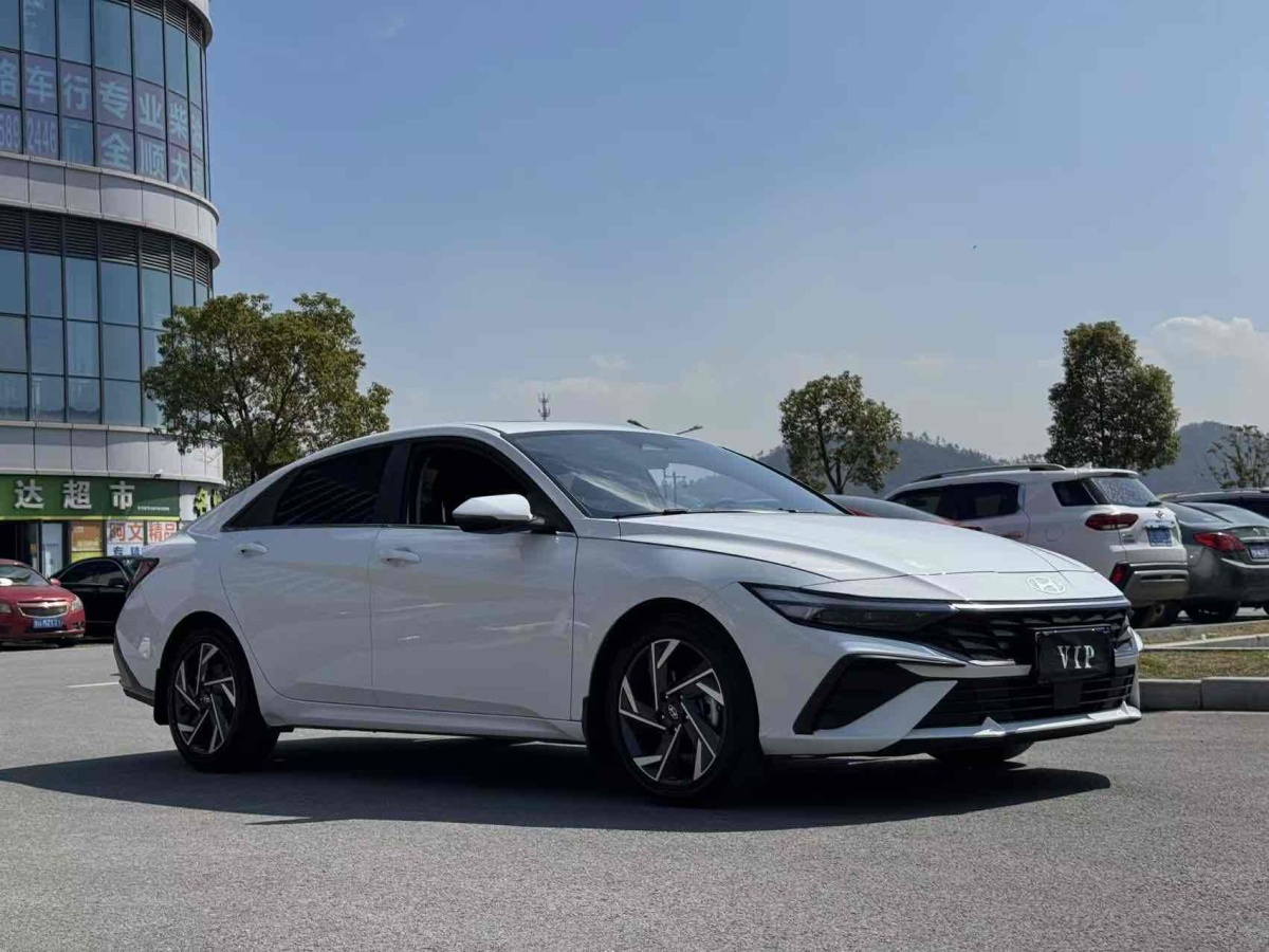 現(xiàn)代 伊蘭特  2023款 1.5L CVT LUX尊貴版圖片