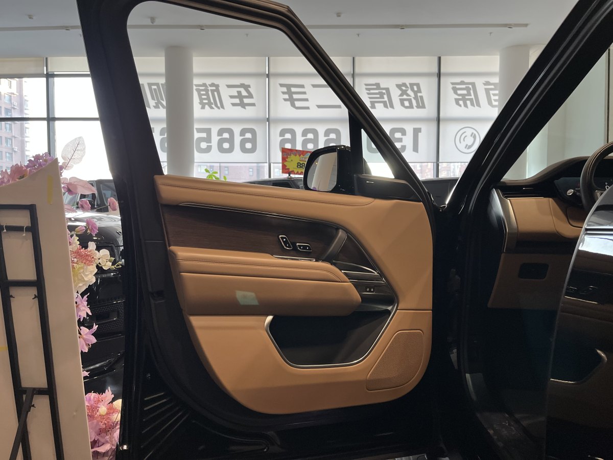 路虎 攬勝  2024款 3.0 L6 400PS 盛世加長(zhǎng)版圖片