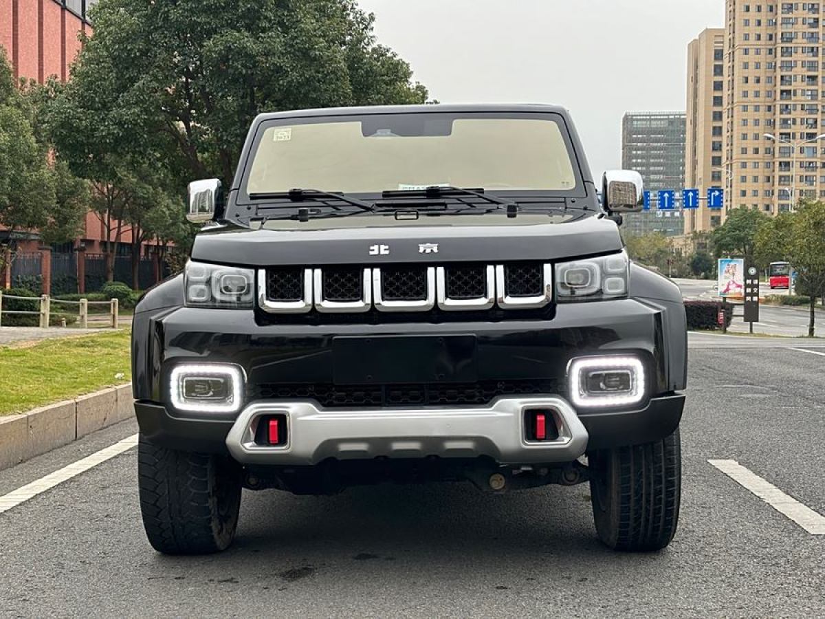 北京 BJ40  2020款 2.0T 自動(dòng)兩驅(qū)城市獵人版?zhèn)b客型圖片