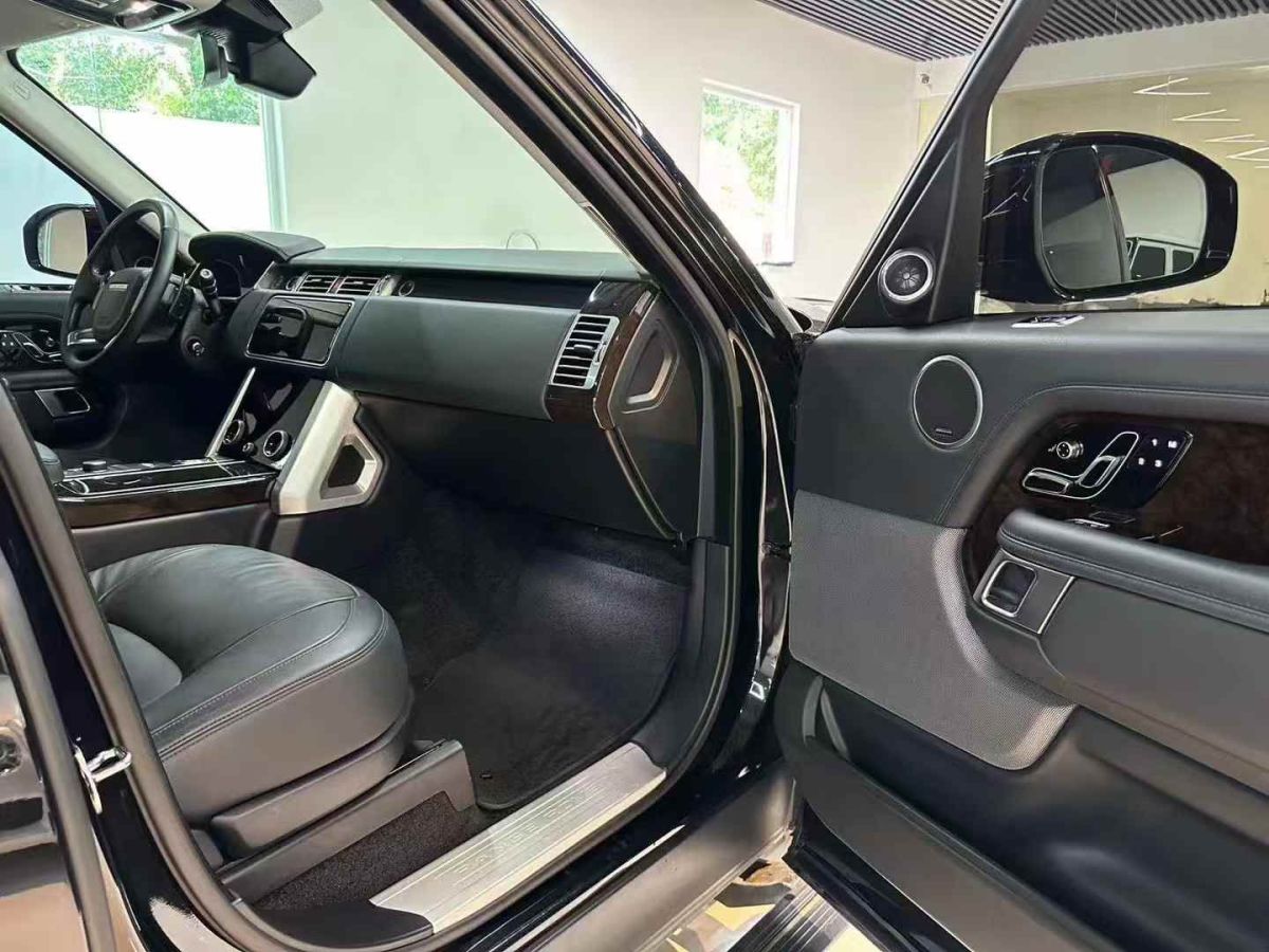 路虎 攬勝  2020款 3.0 L6 傳世加長(zhǎng)版圖片