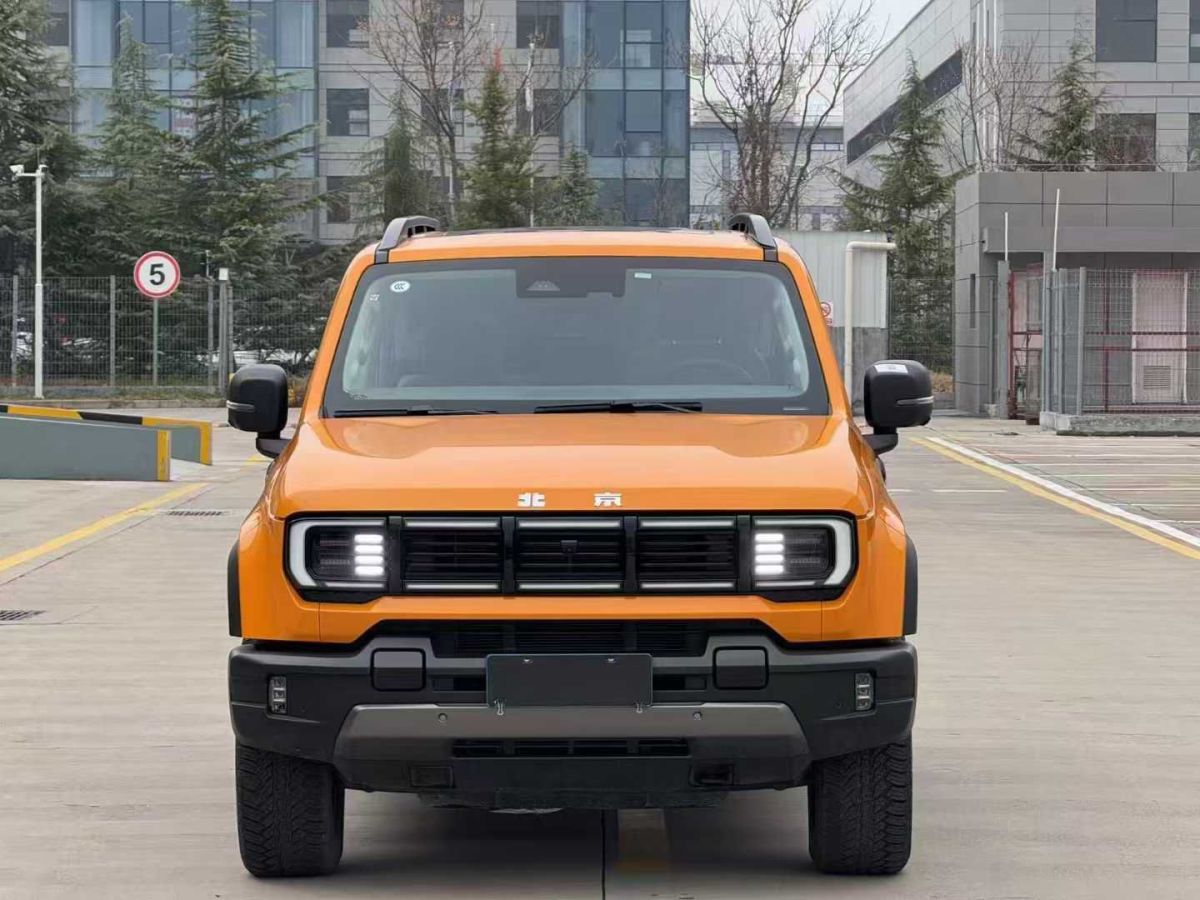 北京 BJ40  2023款 2.0T 自動(dòng)四驅(qū)城市獵人版?zhèn)b客型圖片