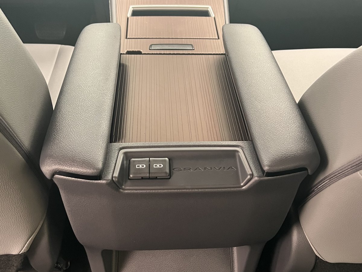 丰田 格瑞维亚  2023款 2.5L混动 舒适版图片
