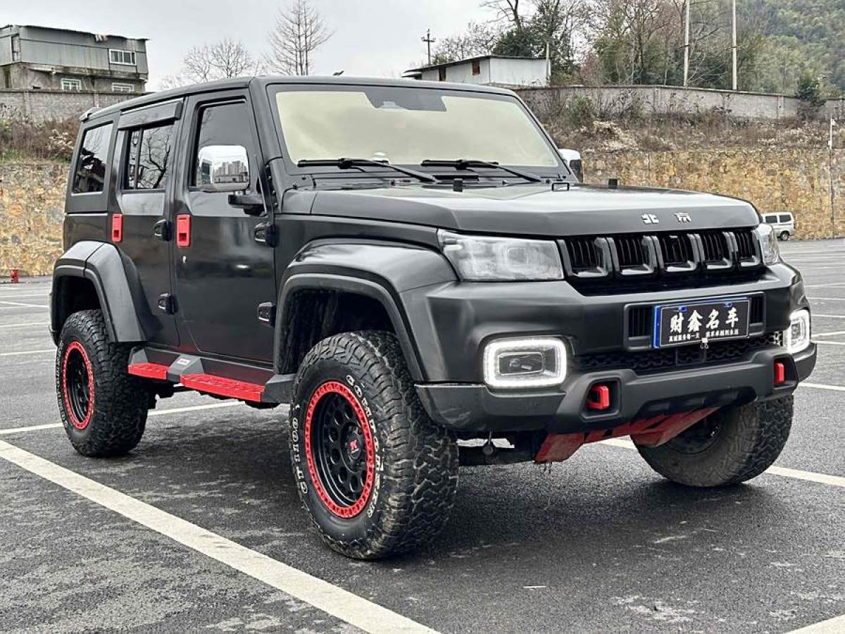 北京 BJ40  2021款 2.0D 自動四驅(qū)刀鋒英雄版?zhèn)b客型圖片