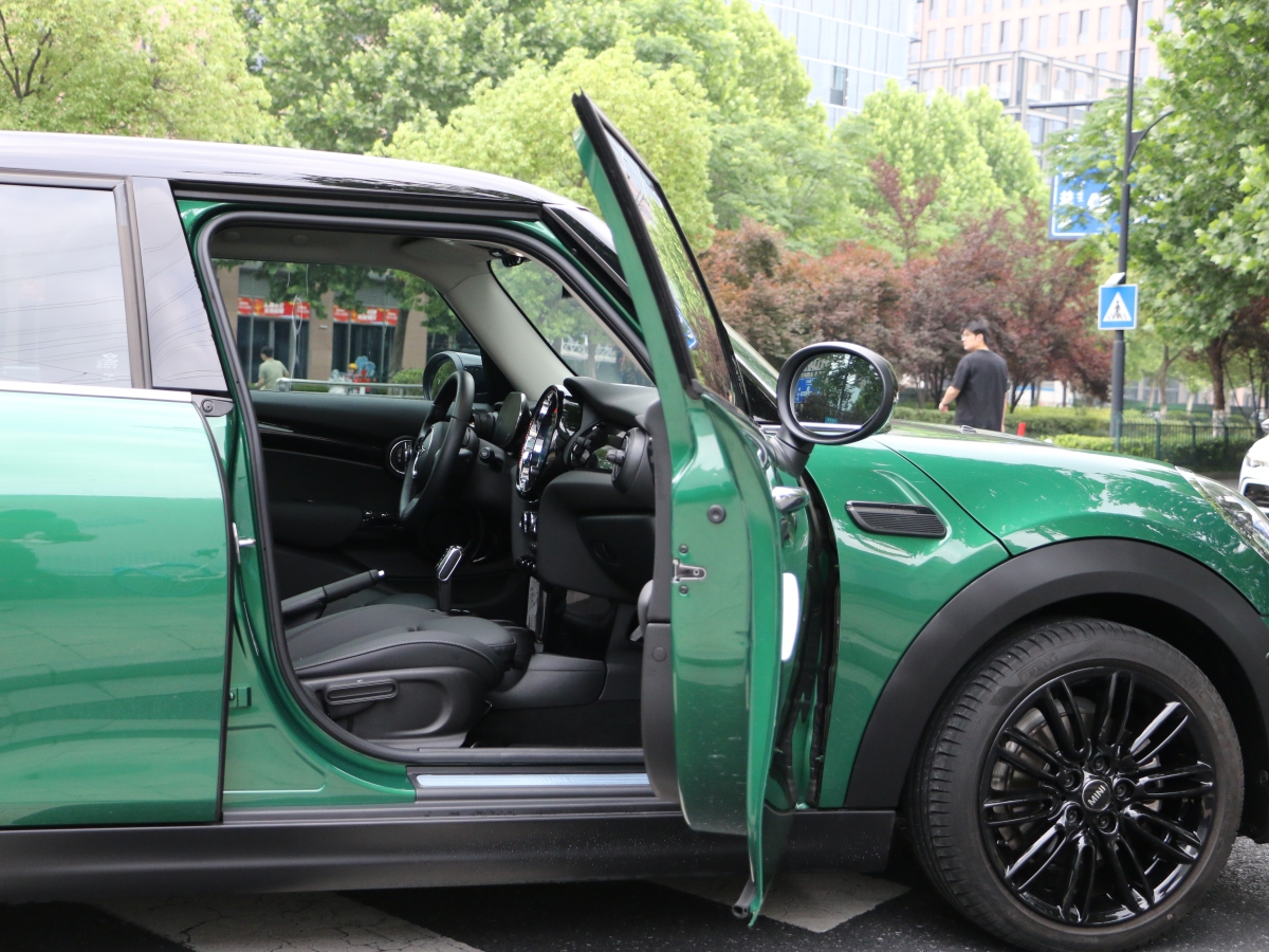 MINI MINI  2022款 改款 1.5T COOPER 經(jīng)典派 五門版圖片