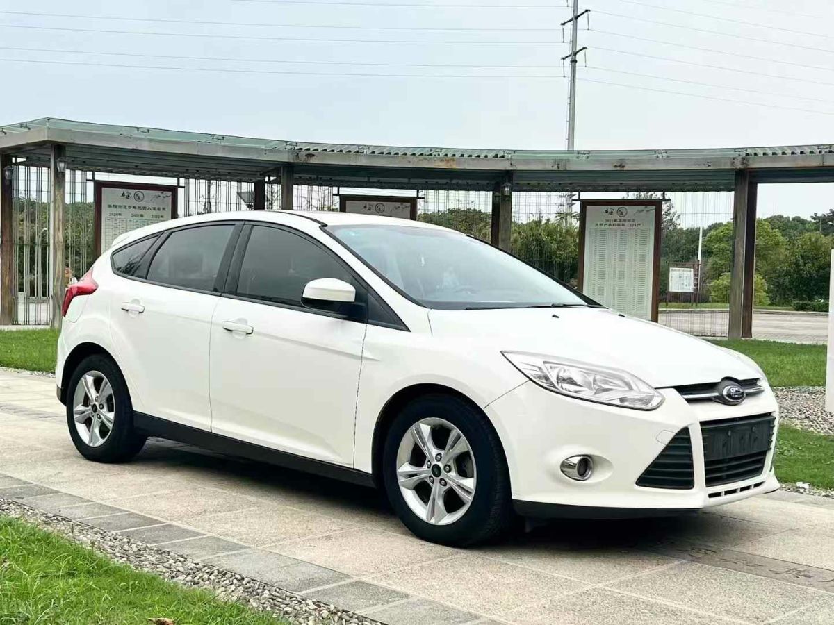 福特 福克斯  2014款 兩廂經(jīng)典 1.8L 自動酷白典藏版圖片