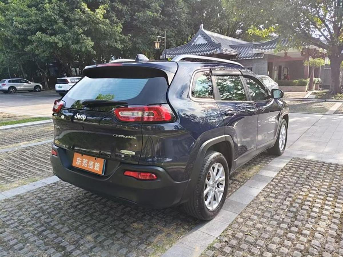 Jeep 自由光  2016款 2.0L 優(yōu)越版圖片