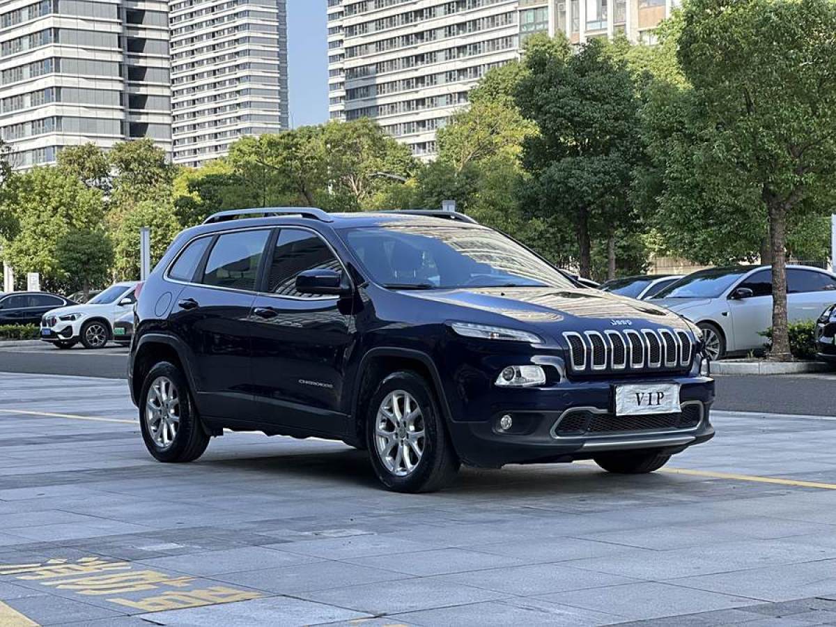 Jeep 自由光  2017款 2.0L 優(yōu)越版圖片